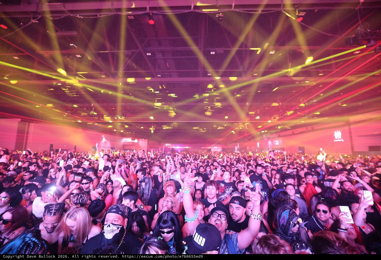 Massive Crowd Surges at Wobbleland 2026 EDM Festival