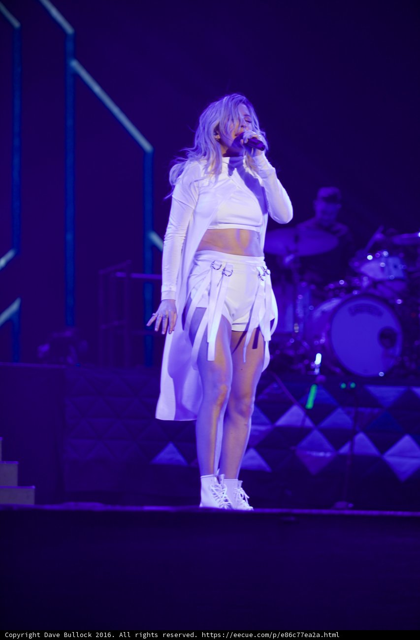 Woman Electrifies Coachella with Solo Performance
