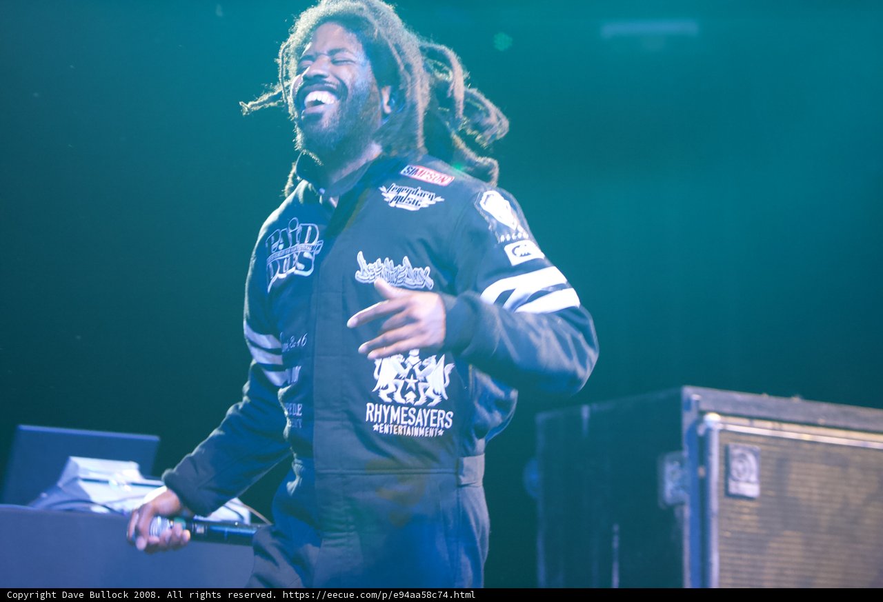 Murs Rocks the Stage with his Dreadlocks