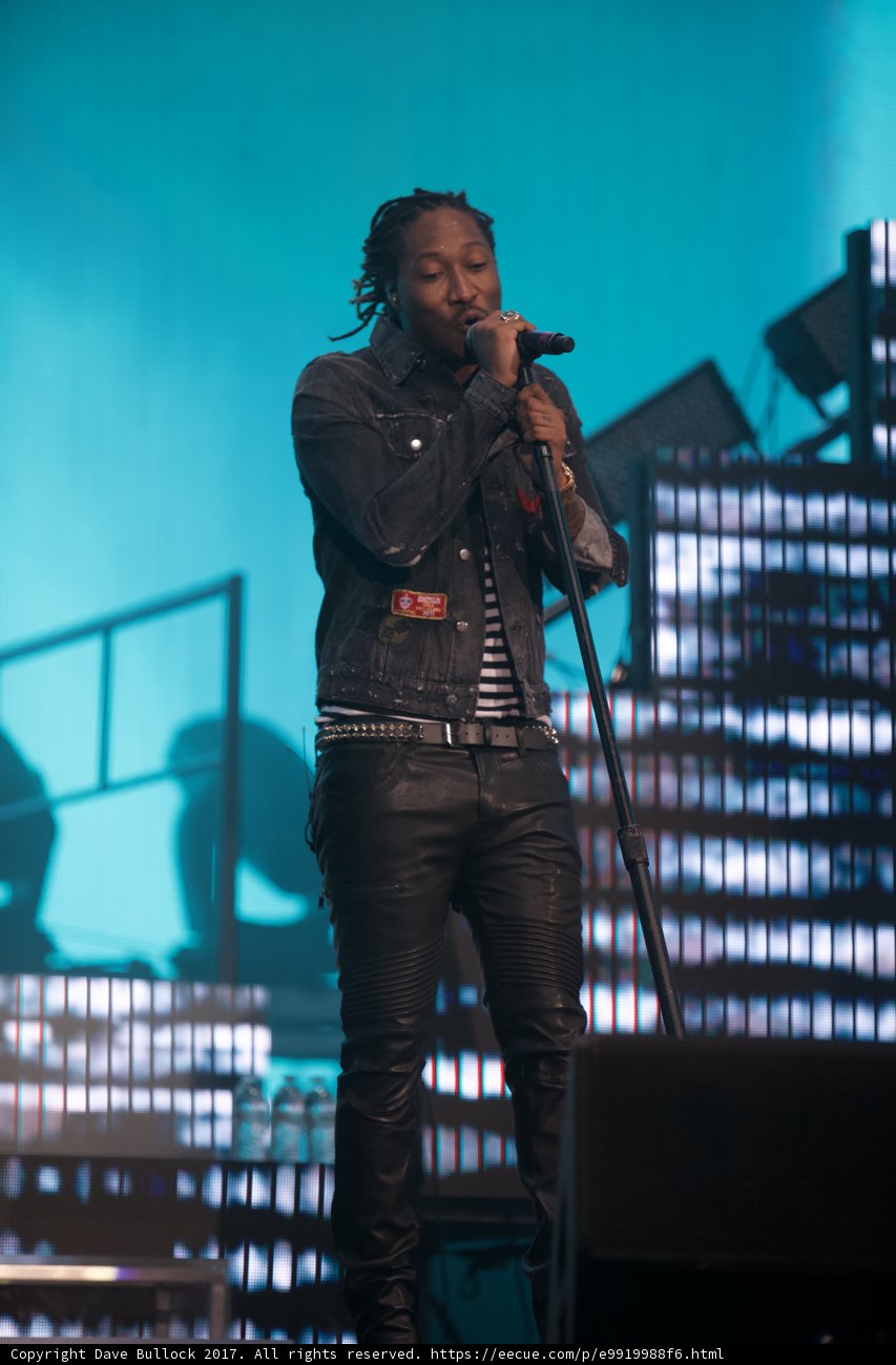 Solo Performance in Black (100%)