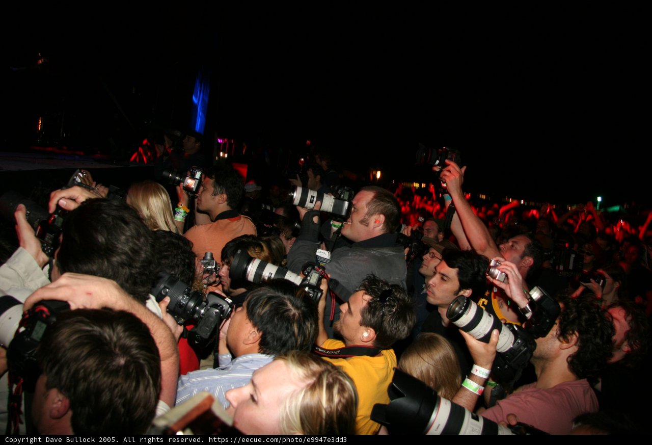 Lights and Faces: Capturing the Nighttime Concert Craze