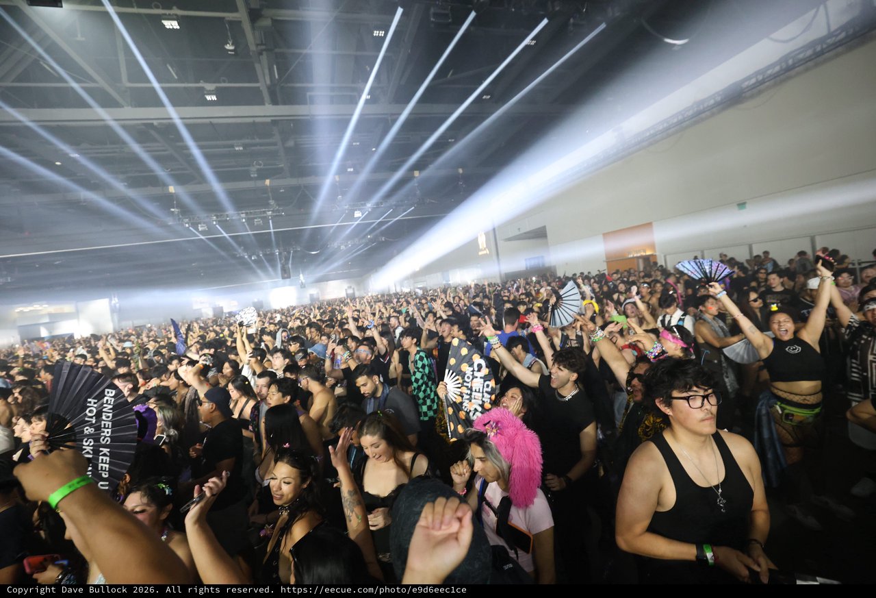 Massive Indoor Crowd Surges at Wobbleland 2026