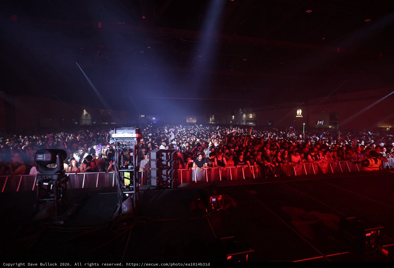 Massive Crowd Engulfed in Red at Wobbleland 2026