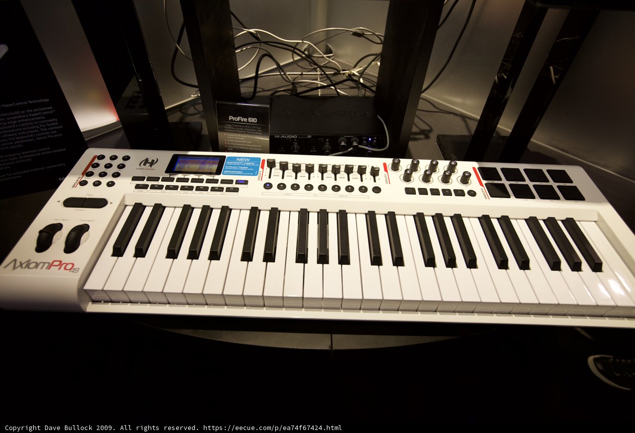 White Electronic Keyboard for the Music Enthusiast