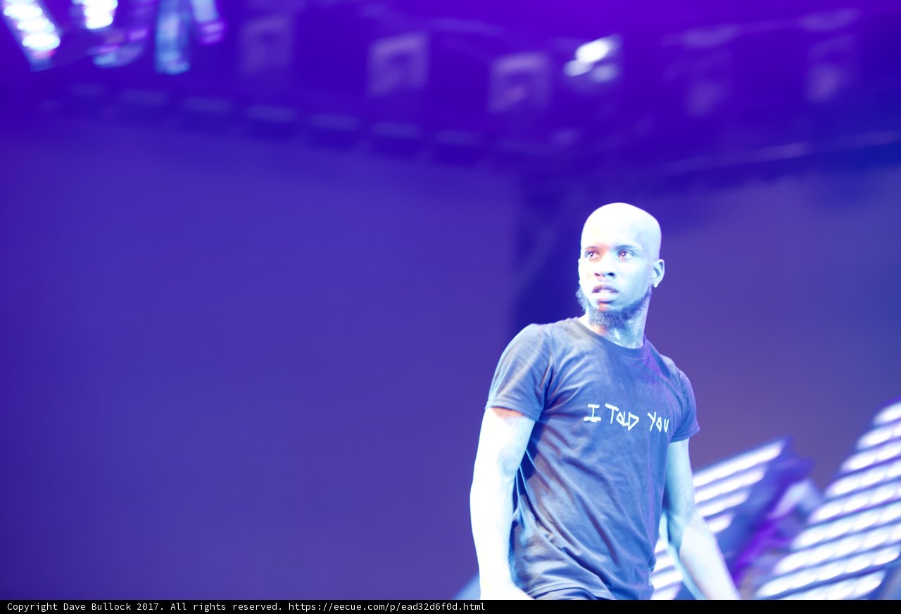 Tory Lanez rocks the stage in black T-Shirt