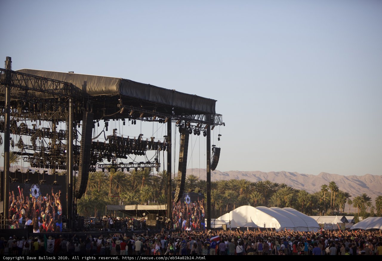 Coachella Concertgoers Gather to Escape the Heat