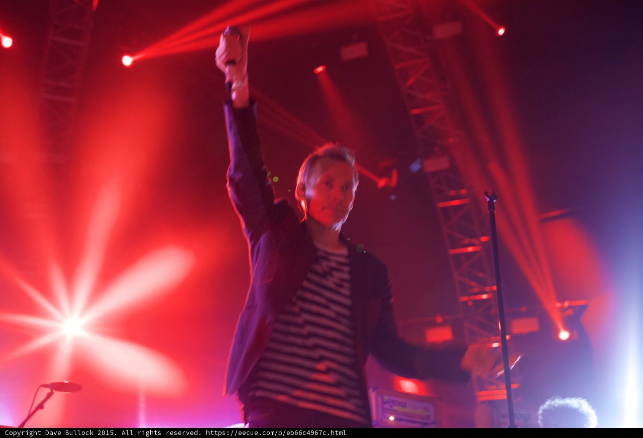 Singer Arm Raised Starburst