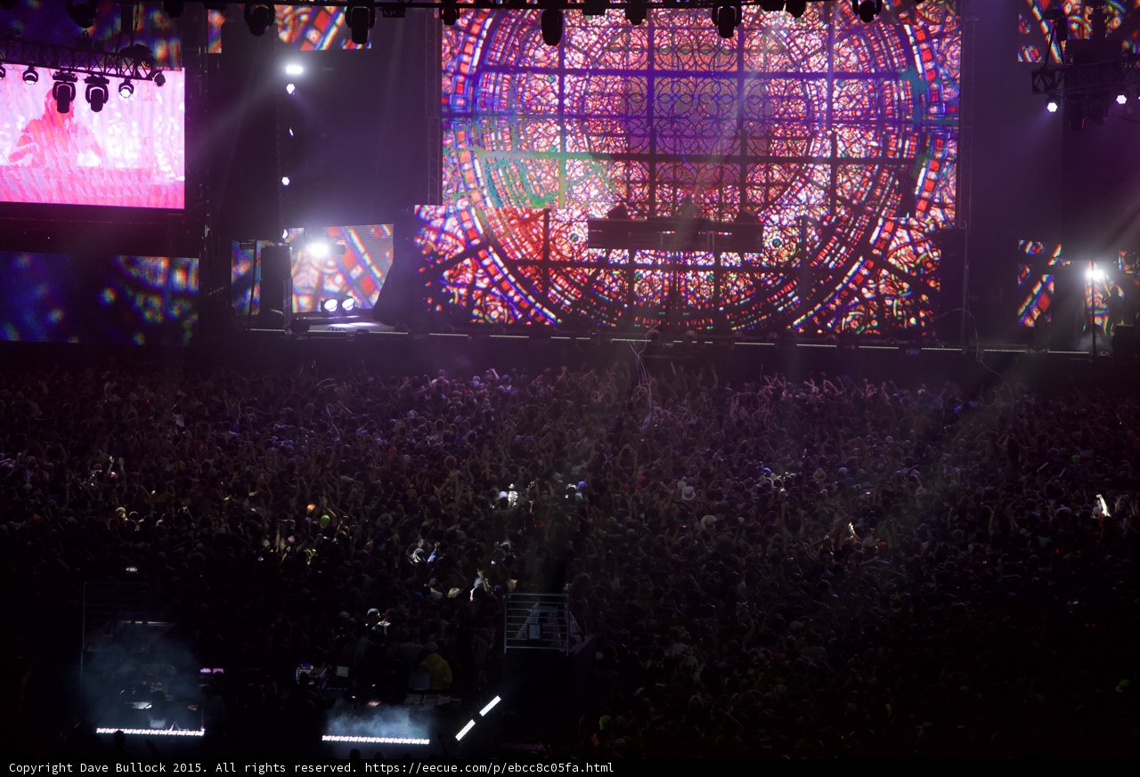 Massive Crowd Enjoys Stunning Performance on Big Screen