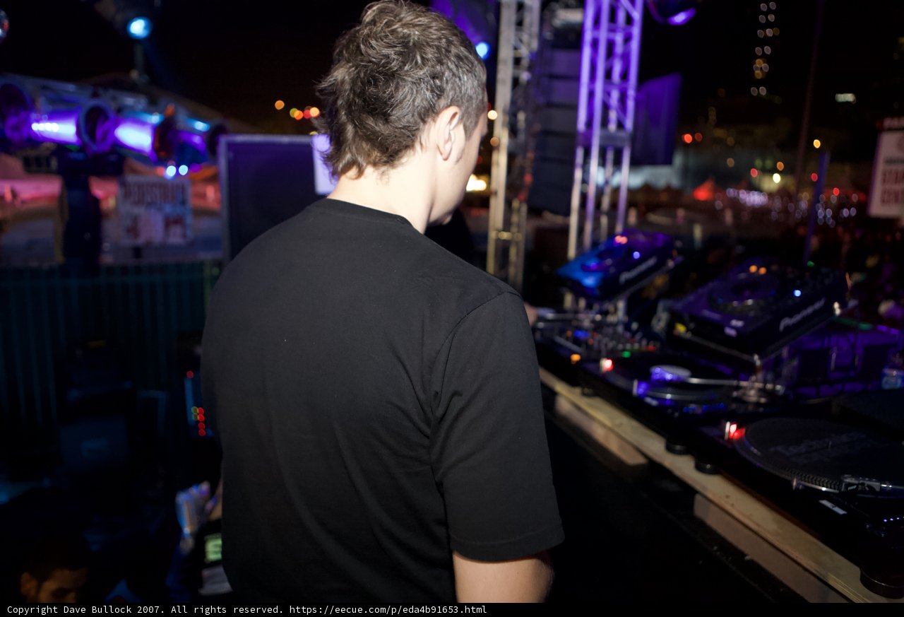 The Entertainer at the Nocturnal Nightclub