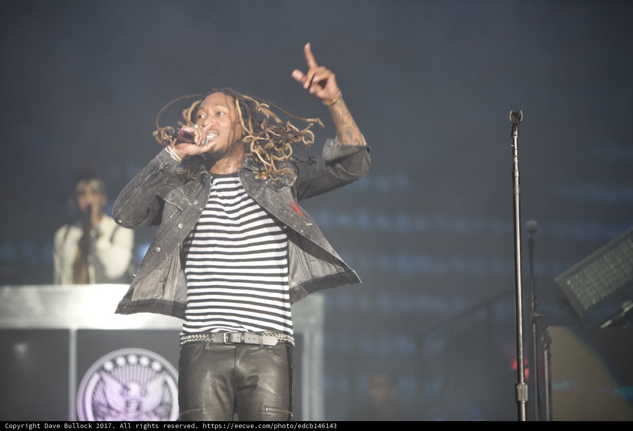 Crowd goes wild for dreadlocked entertainer