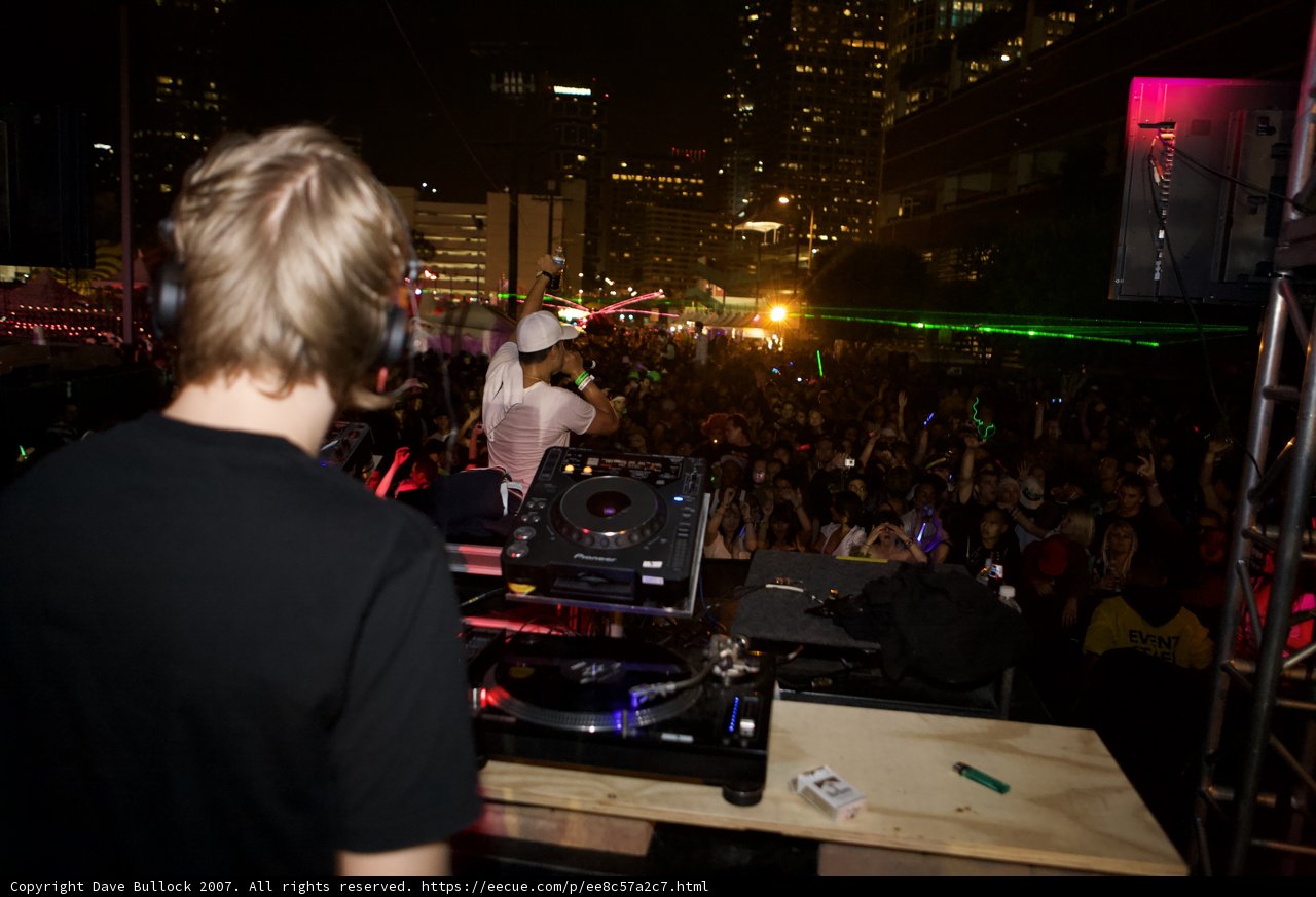 Nocturnal Beats: DJ Entertains a Crowd at Nightclub
