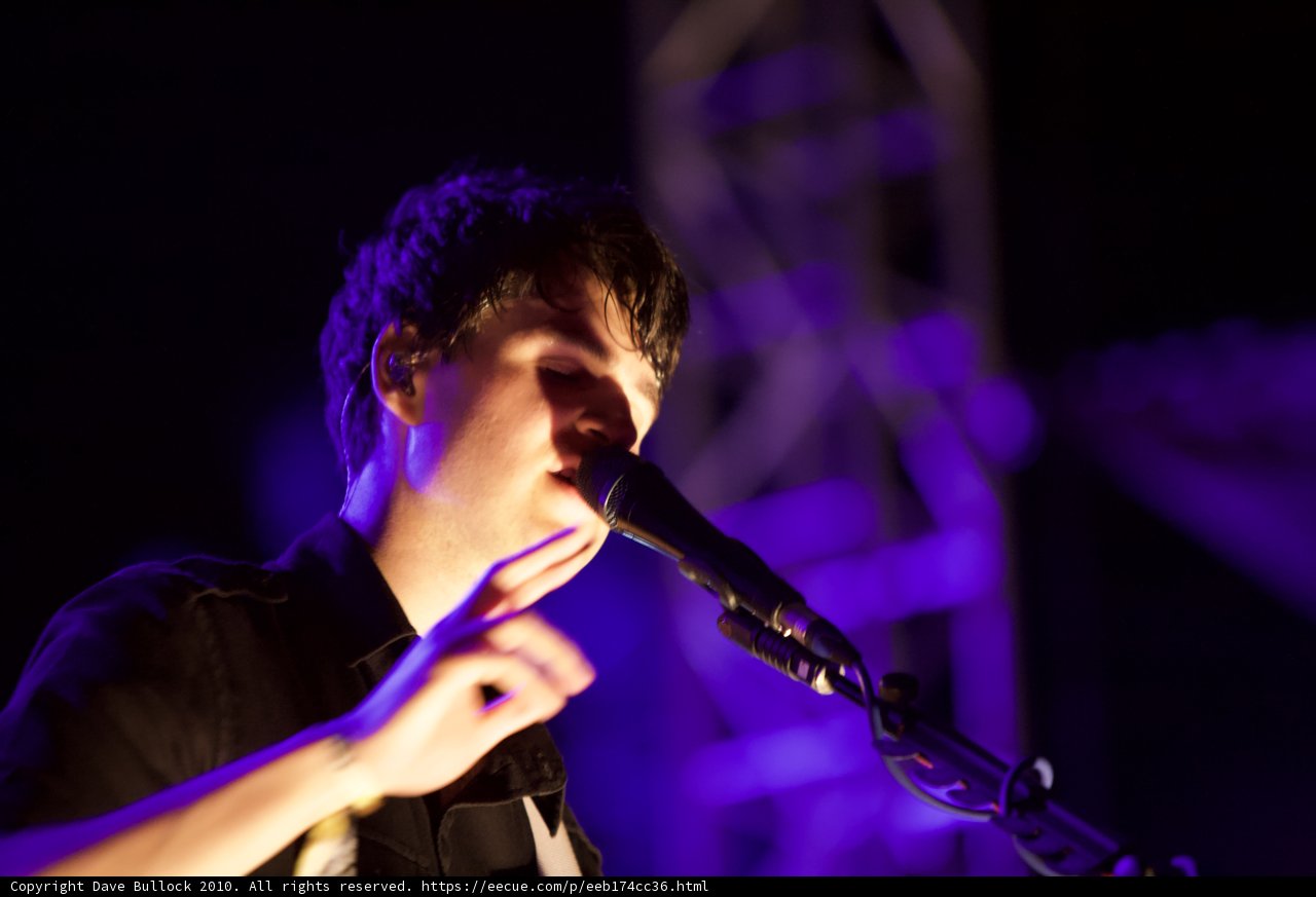 Rocking the Crowd with Melodic Fingers