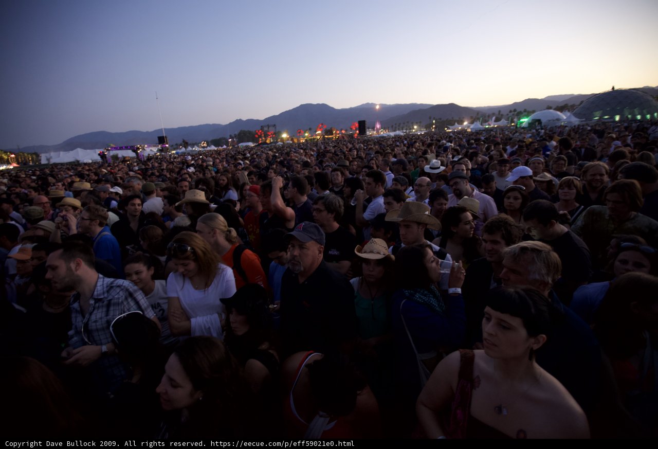 Coachella 2009 Crowd Takes Over the Hill