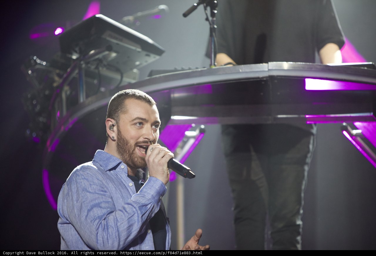 Sam Smith's Electrifying Solo Performance