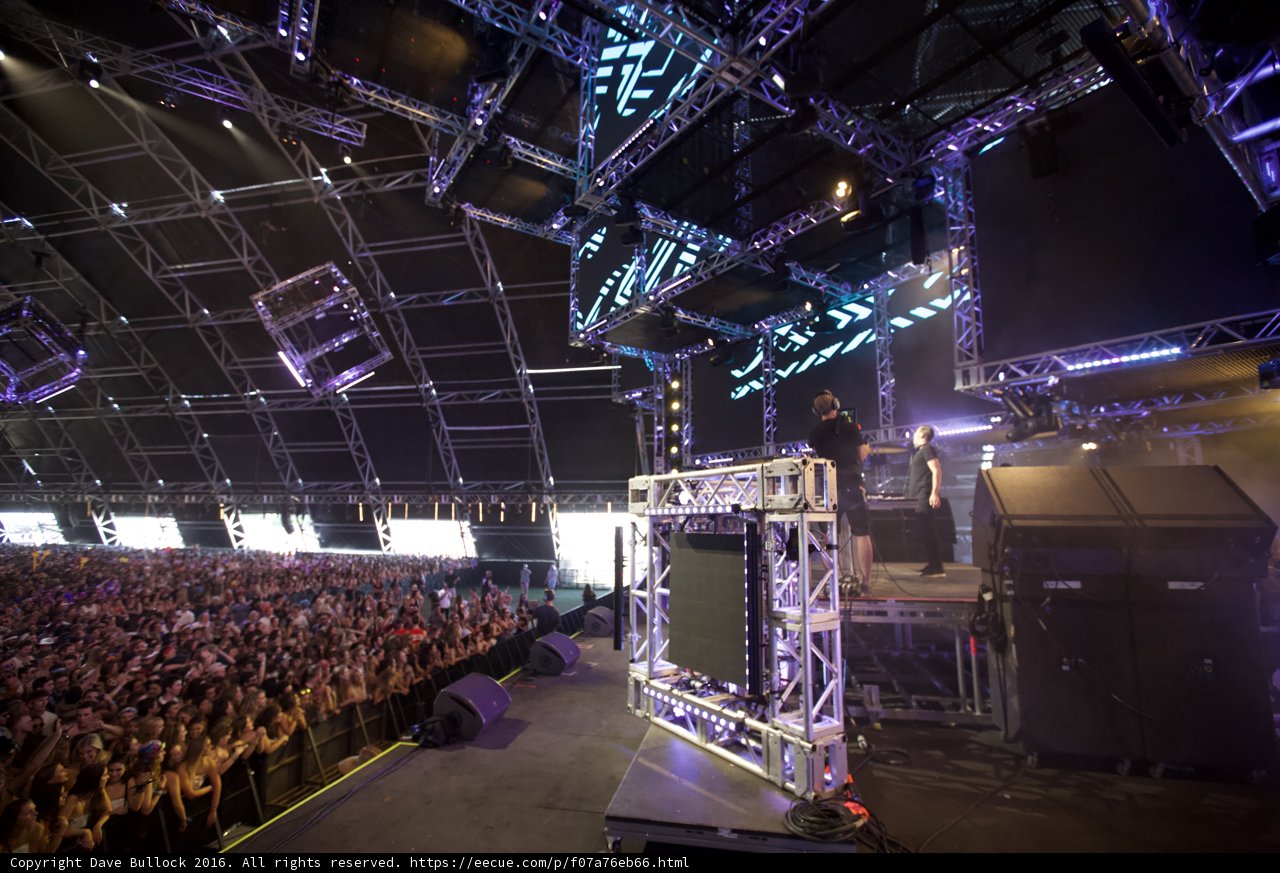 Electrifying Performance on a Packed Stage