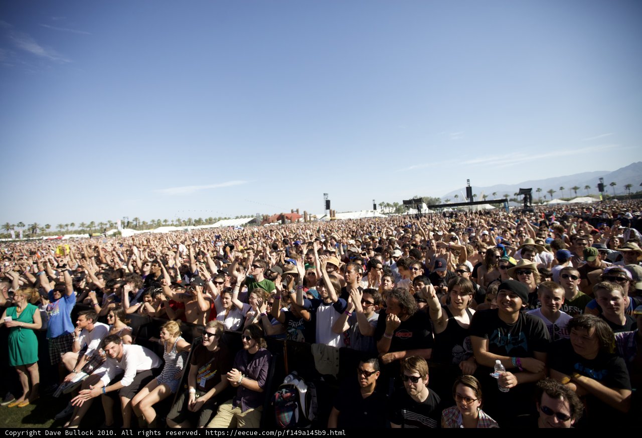 Coachella 2010: A Sea of Fans Under the Blue Skies