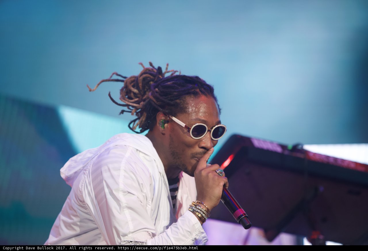 Solo Performance with a Thumping Beat