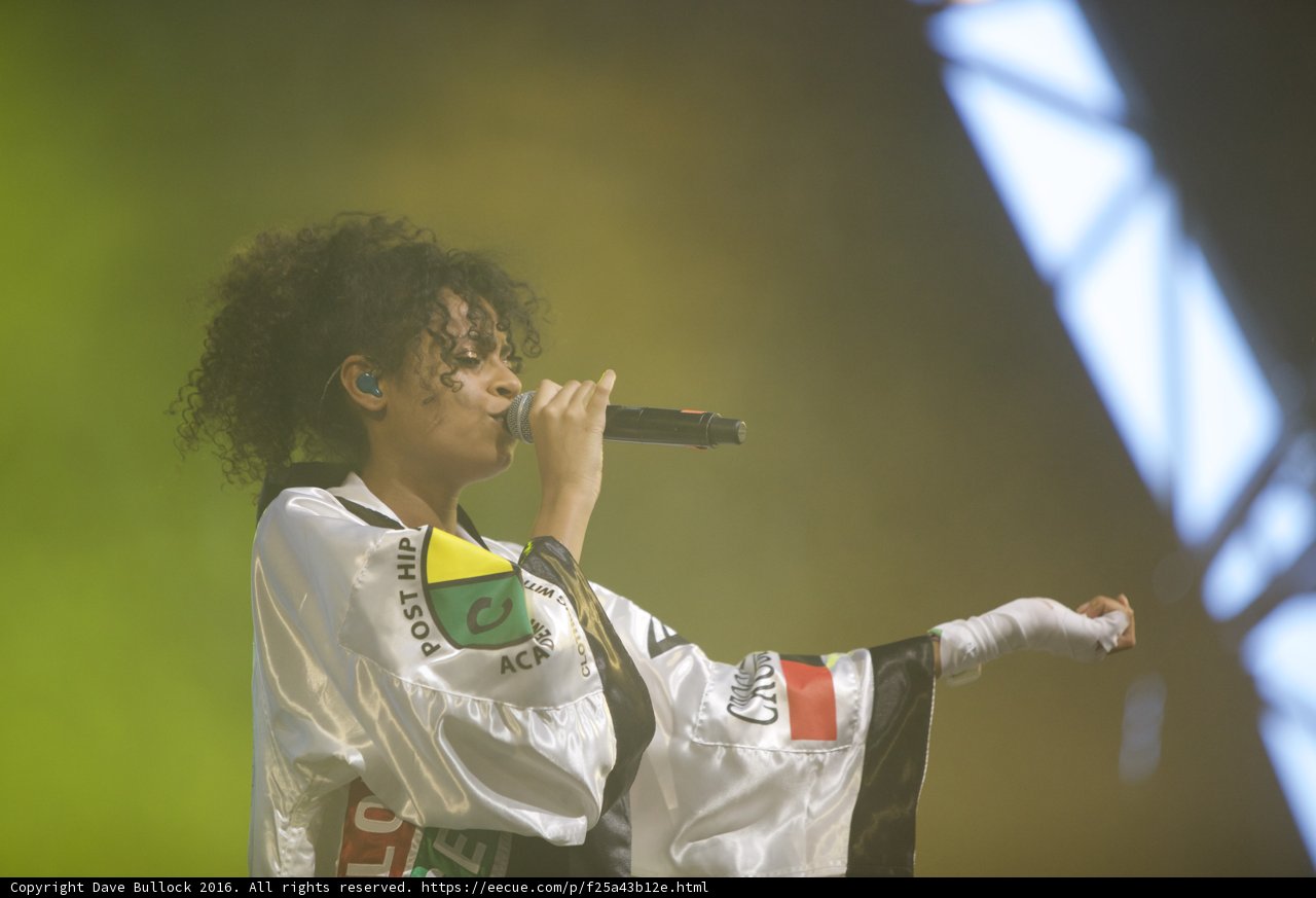 Kimono-Clad Singer Steals the Show