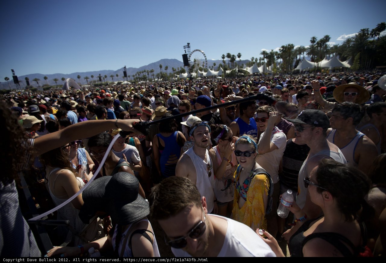 Coachella Crowd Soaks Up the Sun