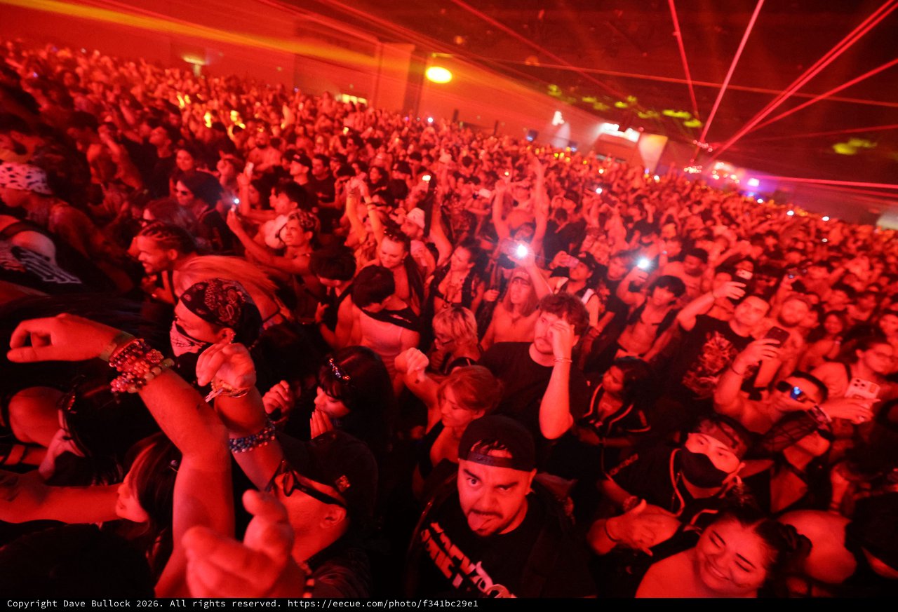 Massive Red-Lit Crowd Surges at Wobbleland 2026