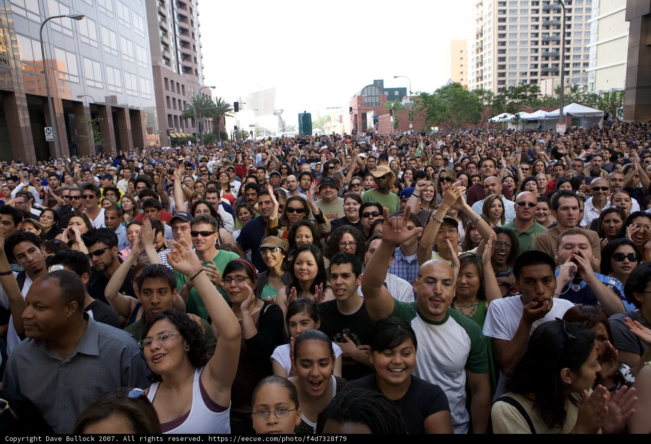 Grand Performance Draws Huge Crowd in Metropolis