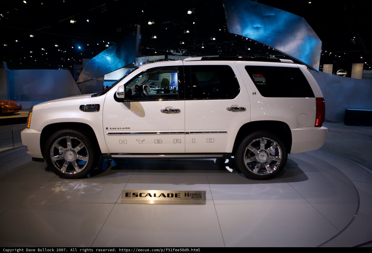 White Cadillac SUV Shines at LA Auto Show