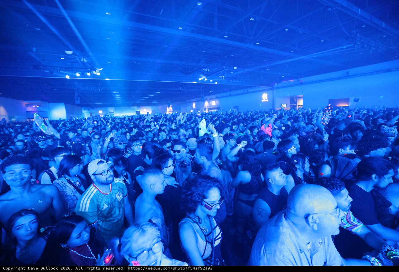 Massive Blue-Lit Crowd Surges at Wobbleland 2026