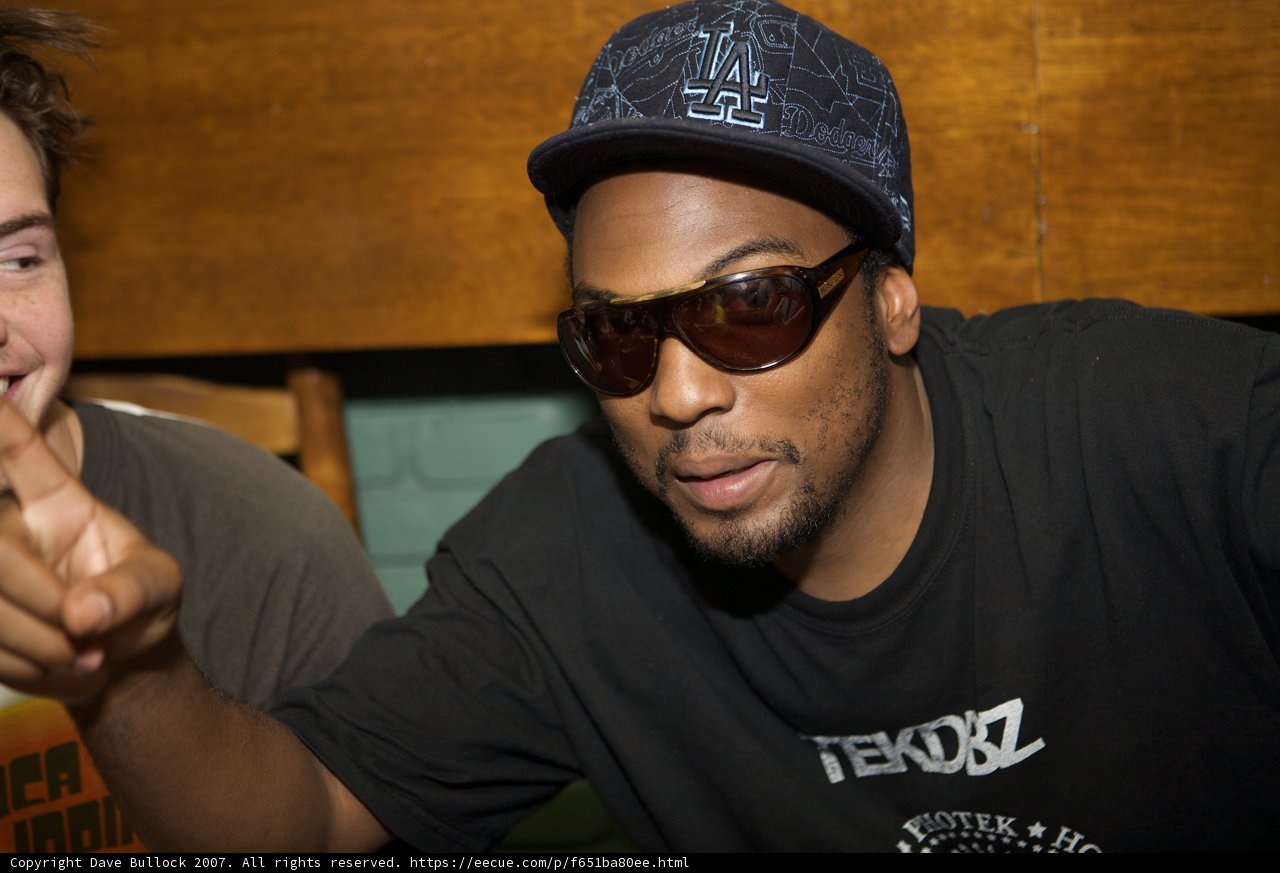 Black shirt, hat, and shades