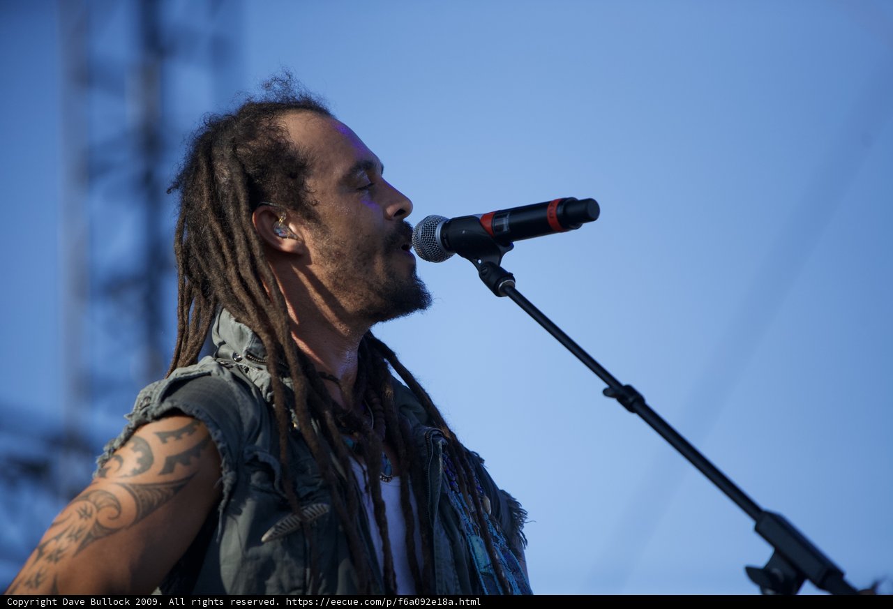 Dreadlocked Singer Electrifies the Crowd