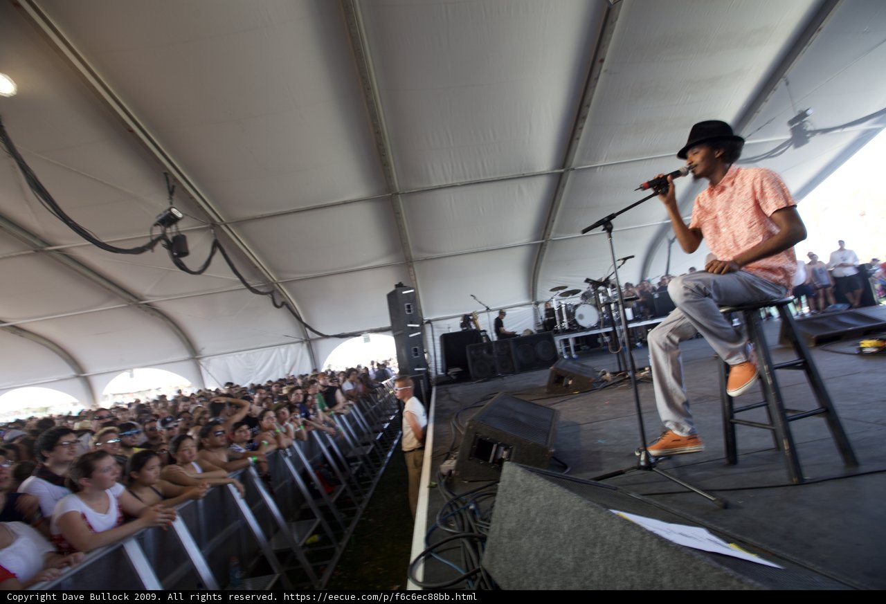 K’naan Warsame Entertains the Crowd with his Music