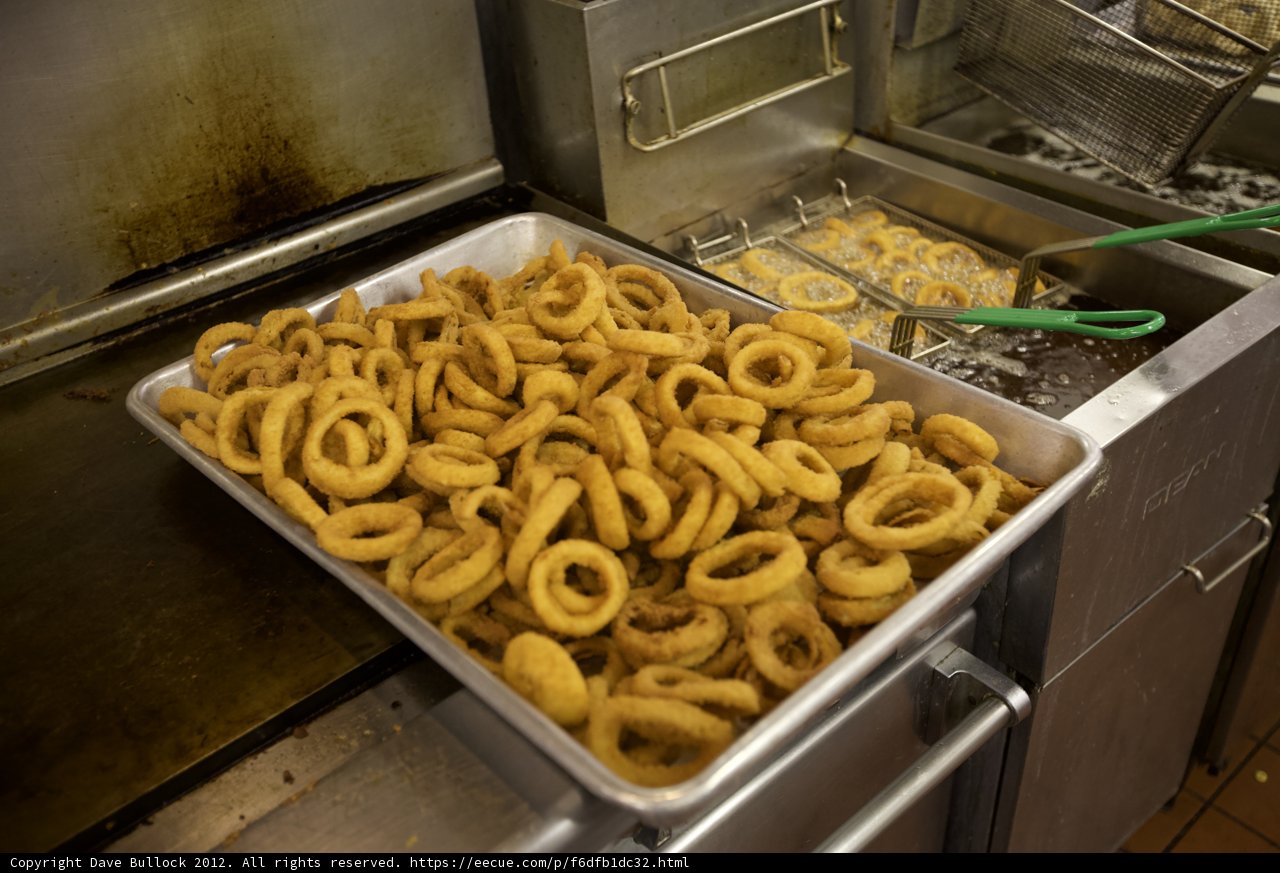 Crispy Onion Rings at a Busy Cafeteria
