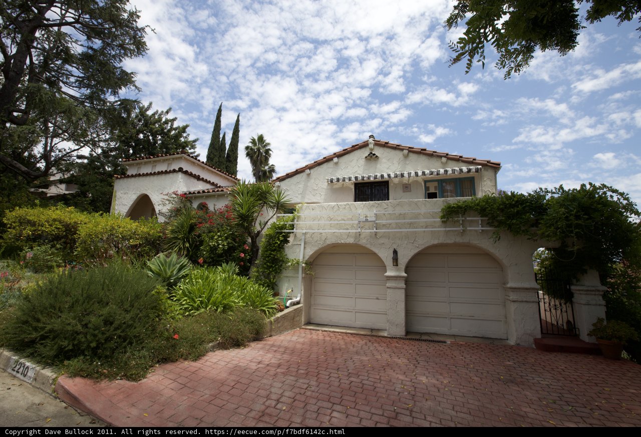 Stunning Villa with Flagstone Walkway and Garage