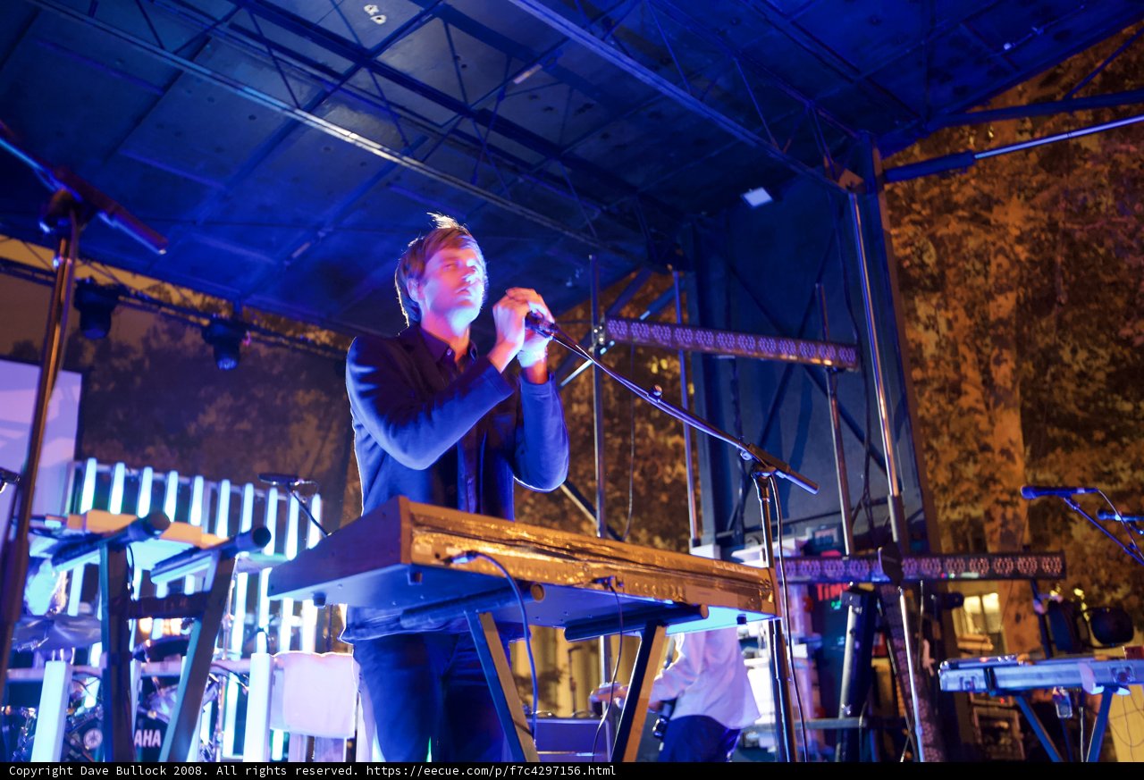 Entertainer electrifies crowd with solo keyboard performance