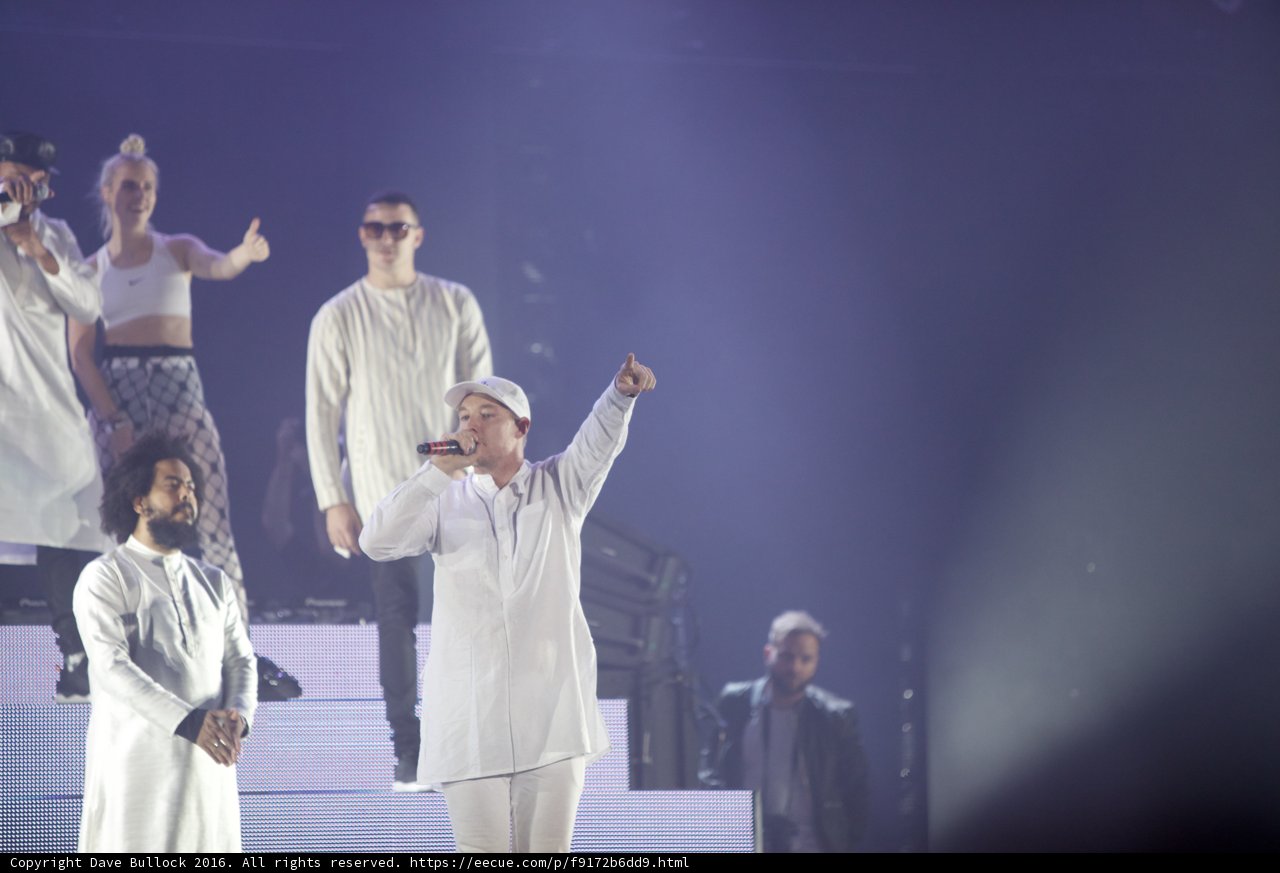 White Outfits Take Over the Stage
