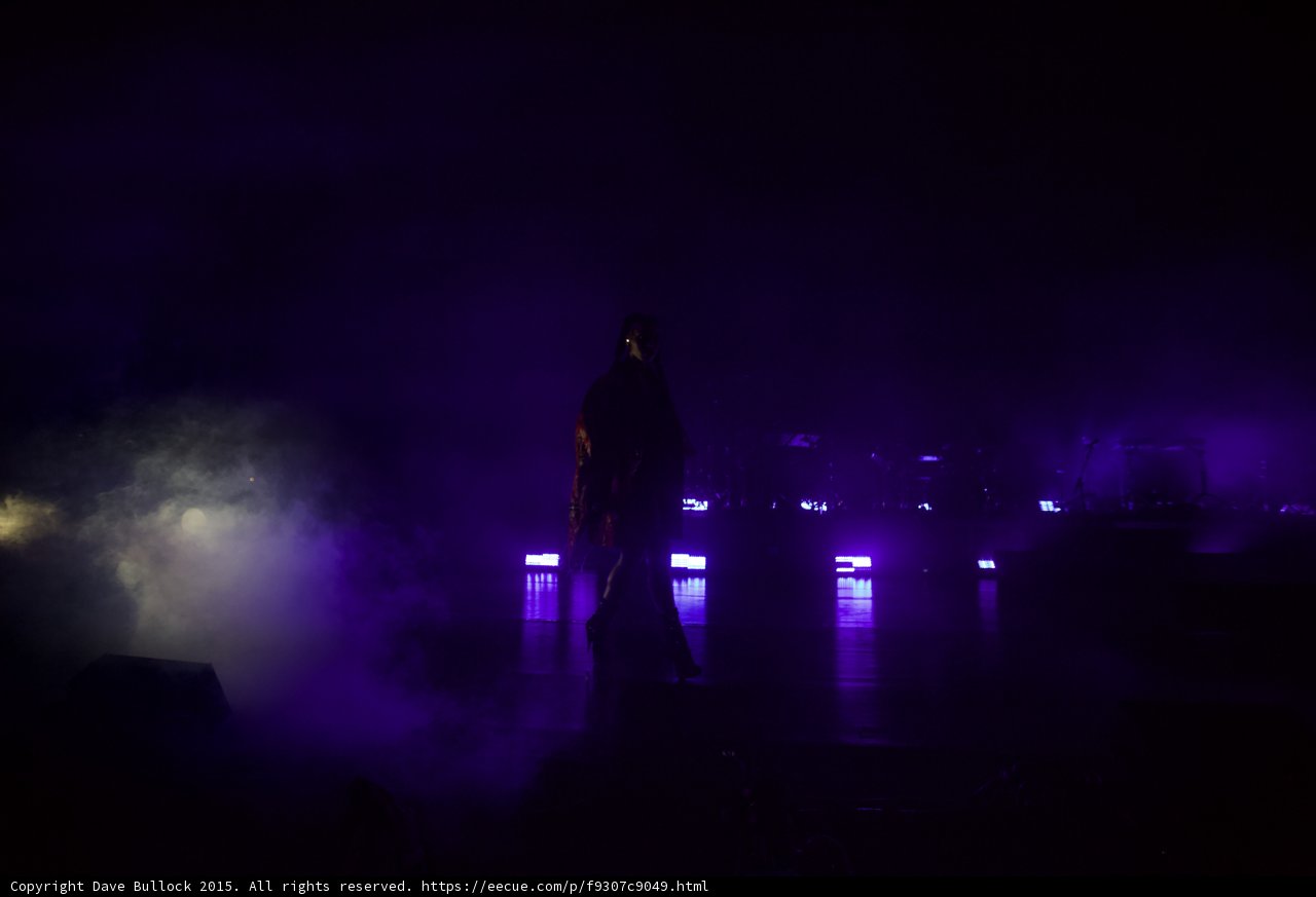 FKA twigs Wide Stage Purple Lighting Silhouette Red Kimono LED Lights Heavy Haze Moon Band Equipment