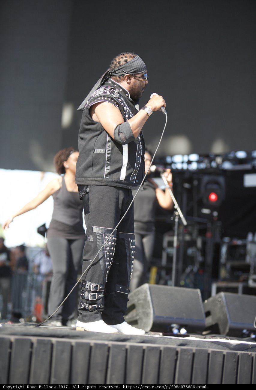 Musician lights up Coachella crowd with solo performance
