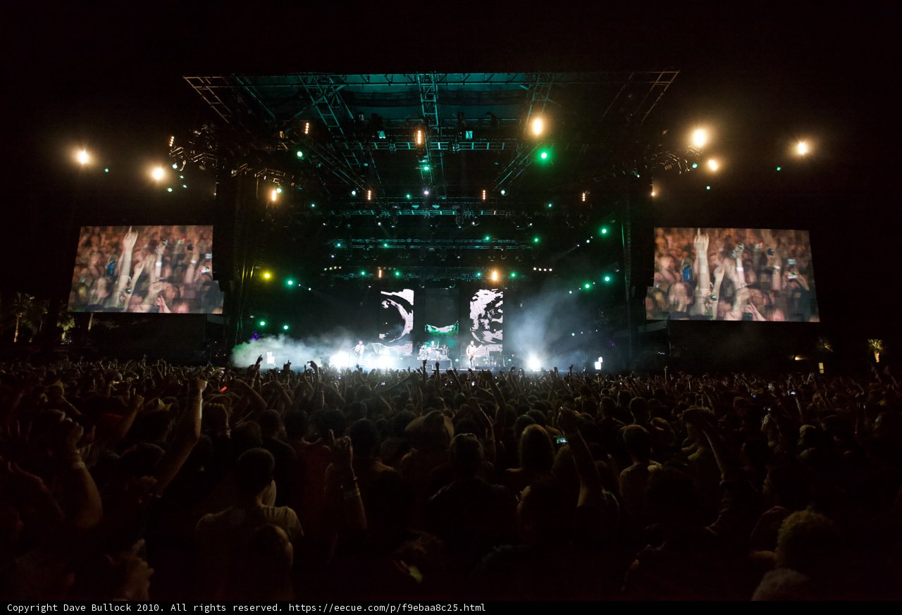 Green Spotlight on Rocking Crowd