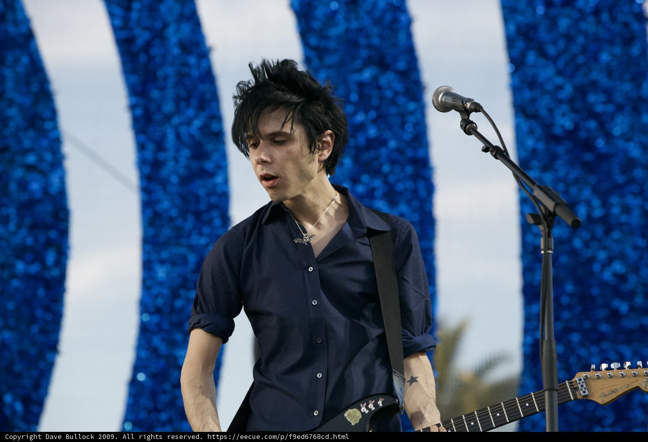Nick Zinner's Electrifying Solo Performance