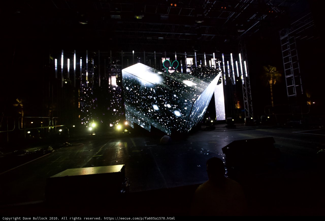 Lights, Cube, Crowd: A Concert Experience