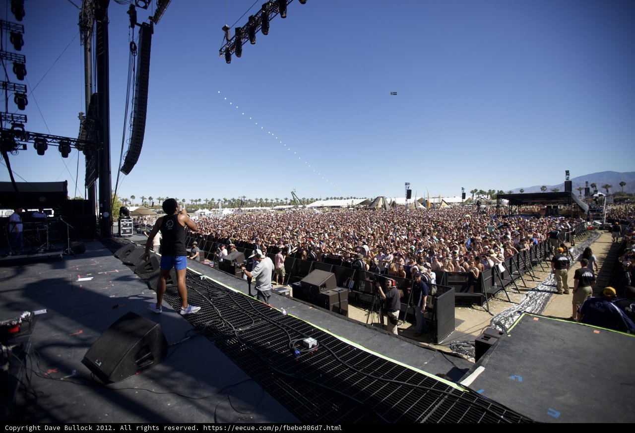 Euphoric Crowd Under the Starry Sky: Zach Johnson's Concert at Coachella 2012