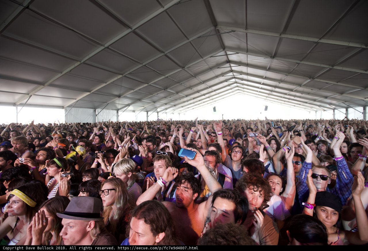 Saturday Concertgoers Raise the Roof