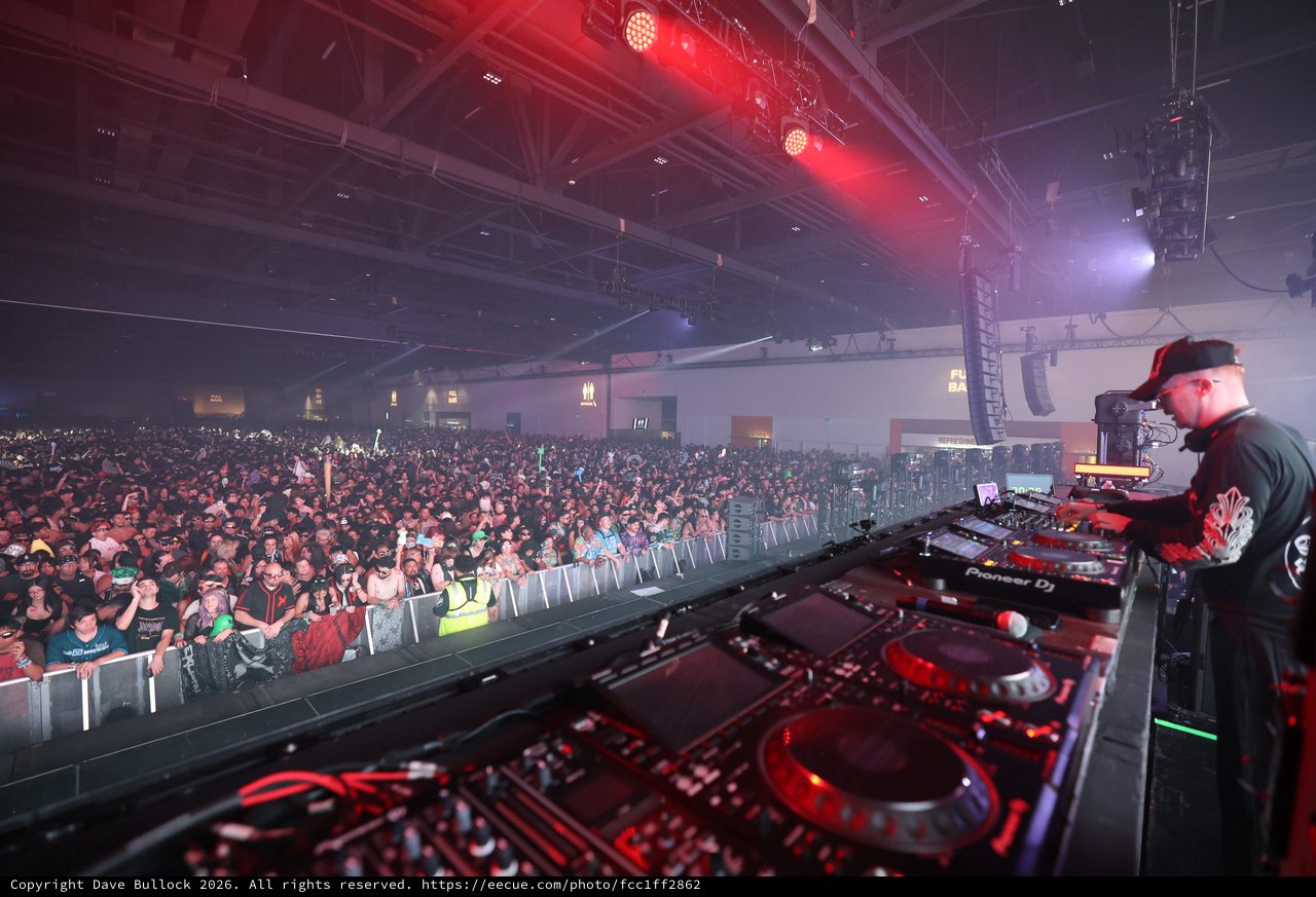 DJ Ignites Massive Indoor Crowd at Wobbleland 2026