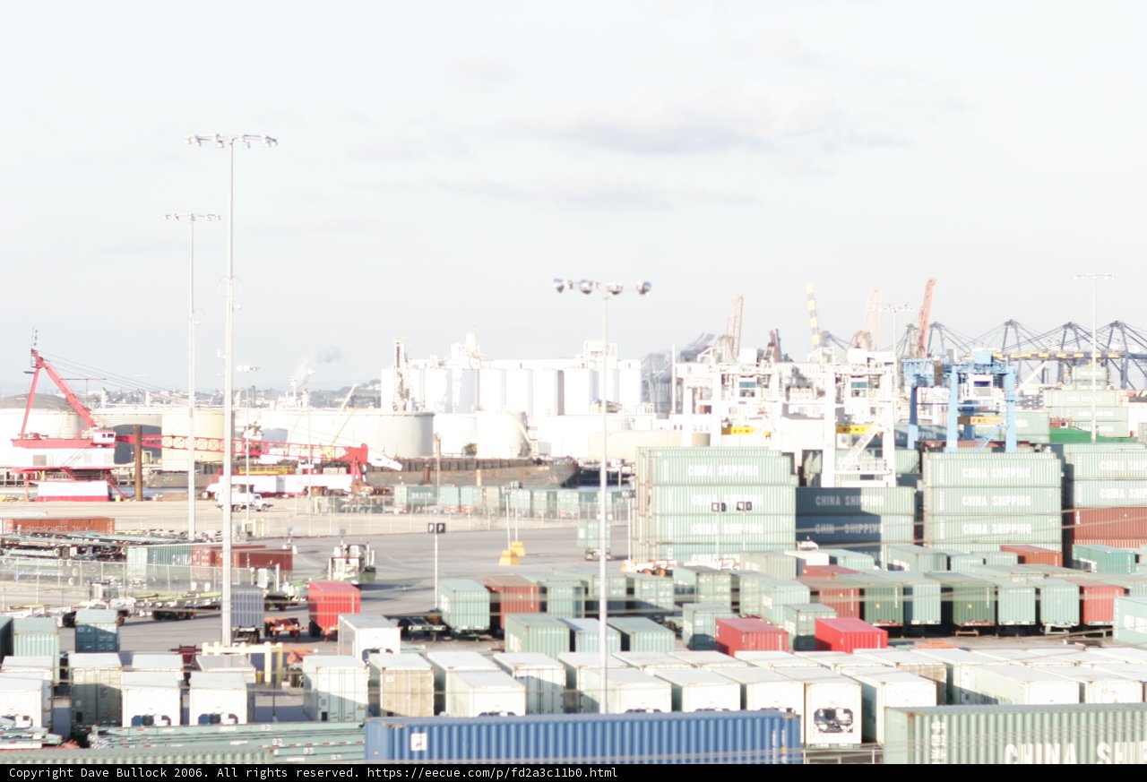 Port of LLFUDE~E Container Yard
