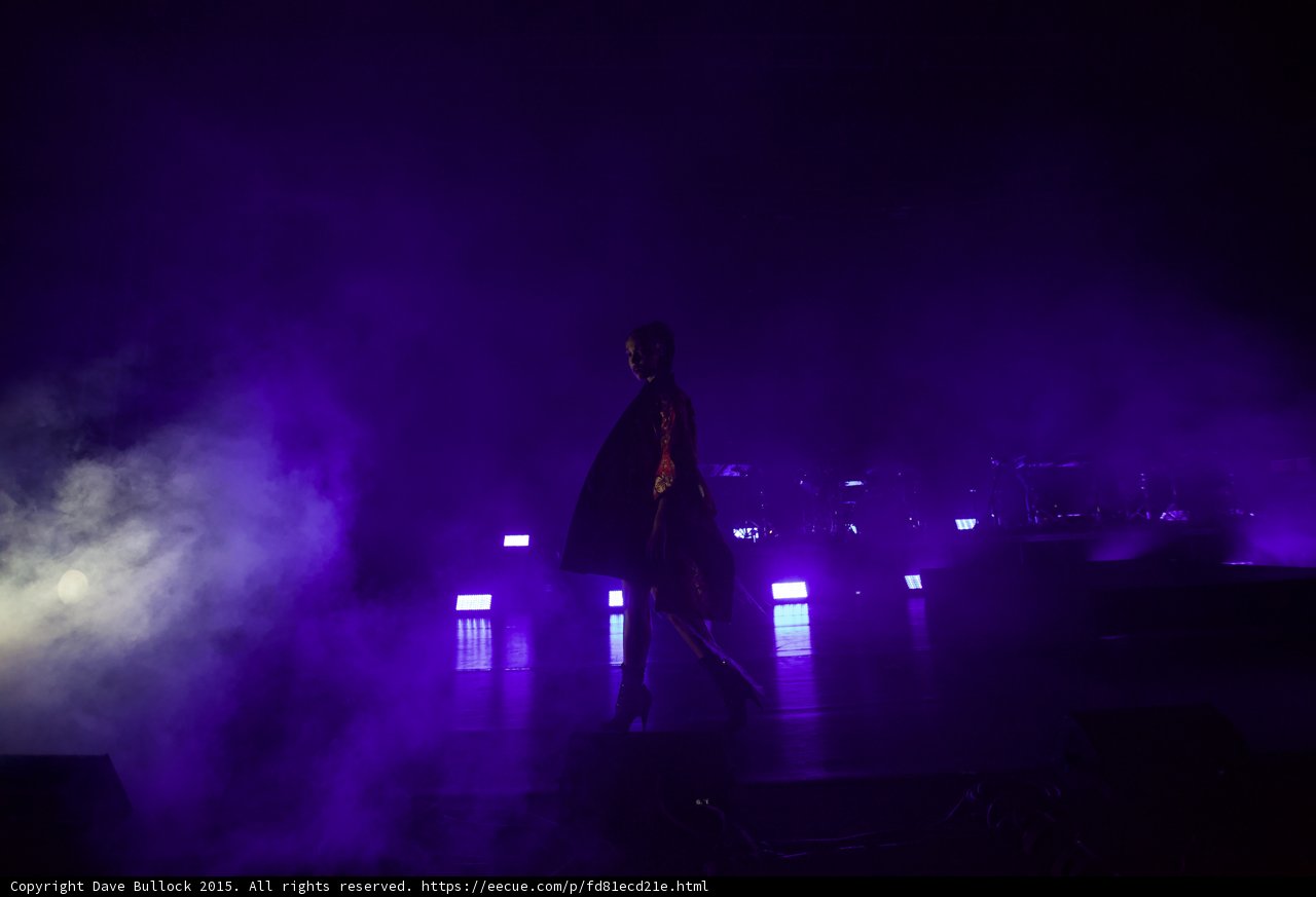 FKA twigs Wide Stage Purple Lighting Red Brocade Kimono LED Lights Moon Band Heavy Haze Atmospheric