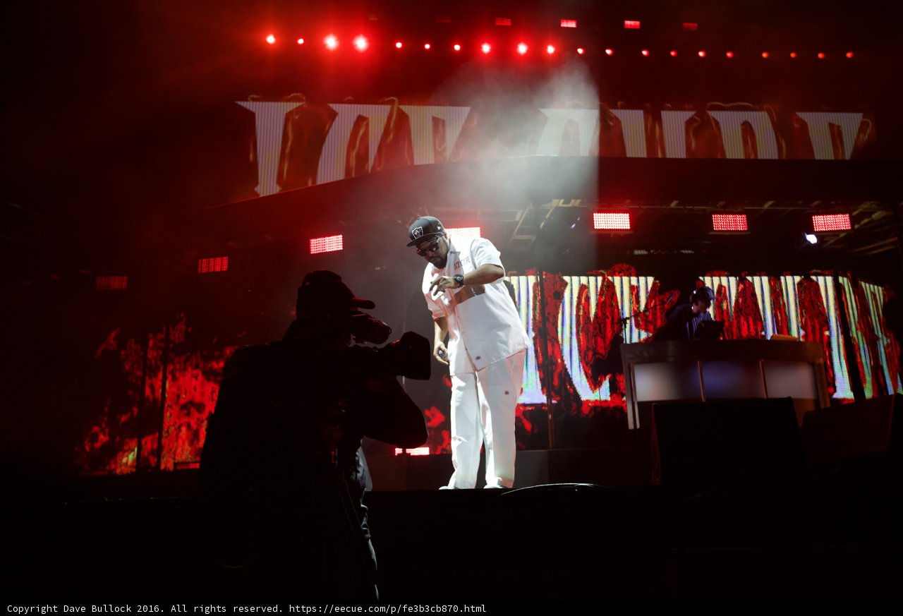 Ice Cube Rocks the Stage in White