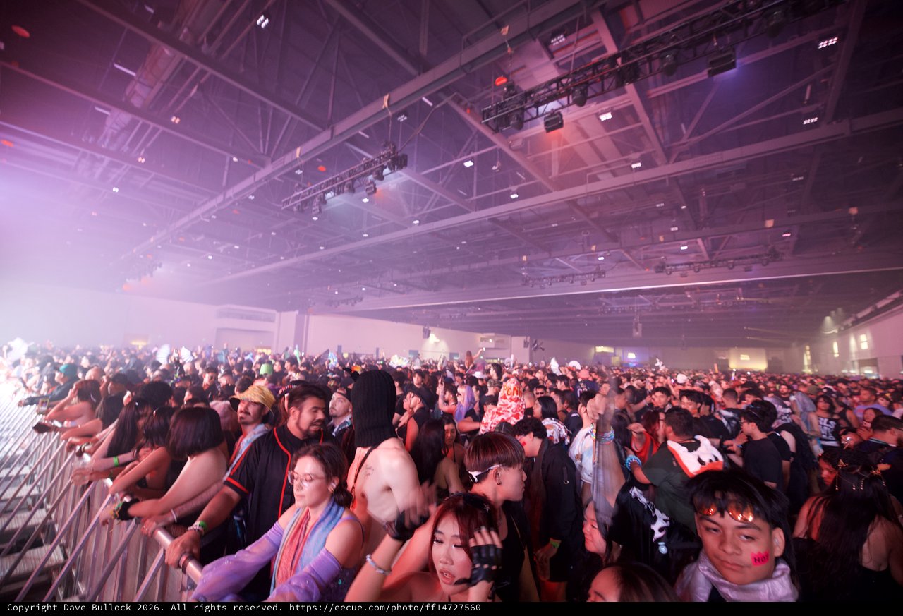 Massive Indoor Crowd Surges at Wobbleland 2026
