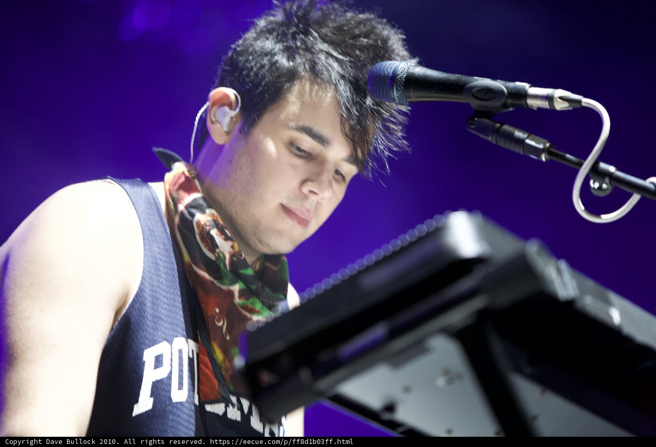 Electronic Melodies Captivate the Crowd