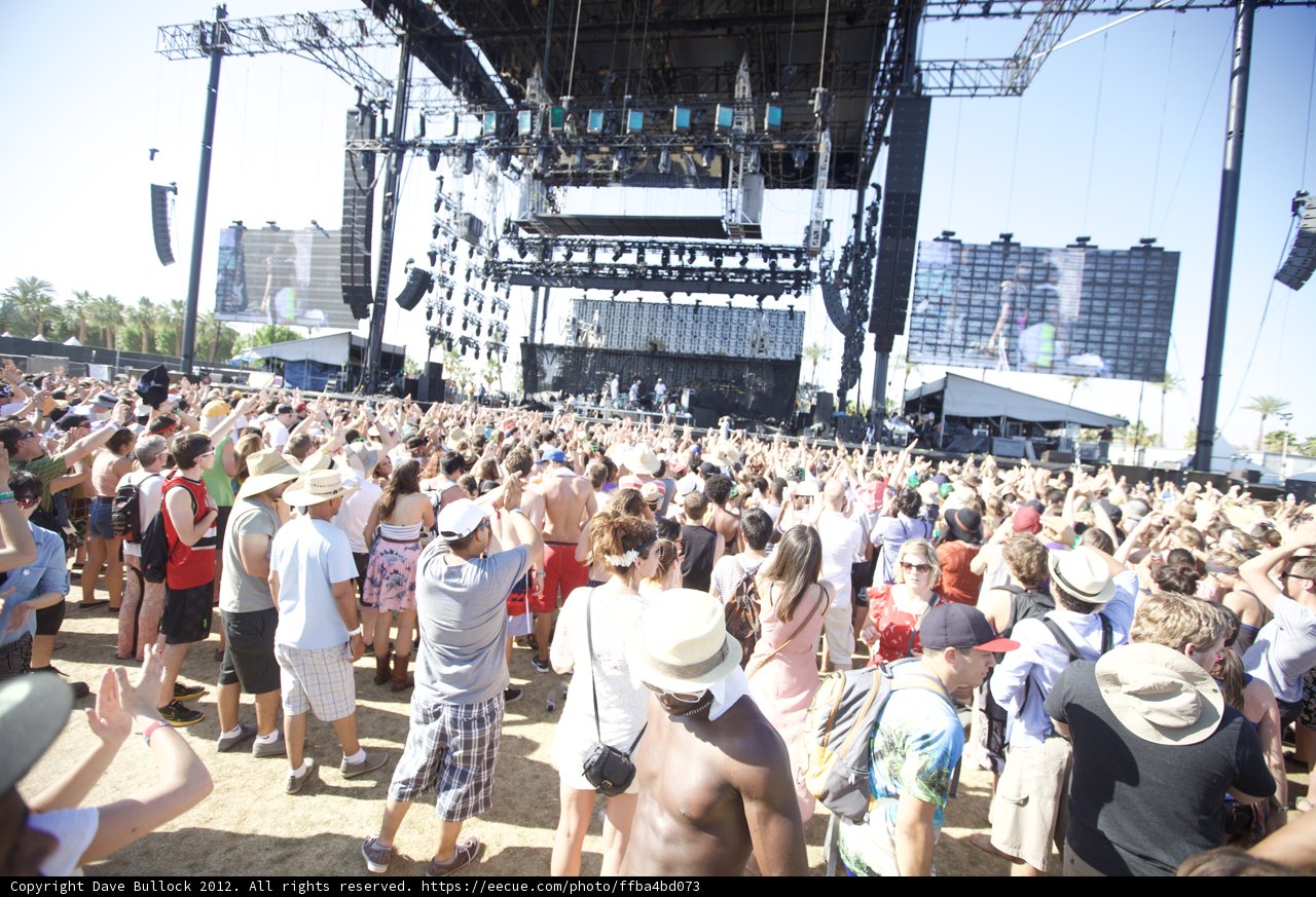 Coachella 2012: Jam-packed Crowd Enjoys Live Concert Performance