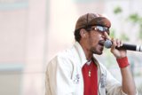 Solo performance under the hat