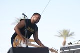 Musician captures the crowd with solo performance